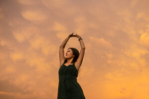 Anna HerzMind by Anna– kobieta wybaczająca przeszłość, symbol wolności emocjonalnej i duchowości.