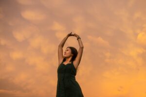 Anna HerzMind by Anna - eine Frau, die der Vergangenheit vergibt, Symbol für emotionale Freiheit und Spiritualität.